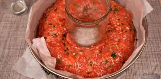 Фото приготовления рецепта: Мясной рулет с перепелиными яйцами в слоёном тесте - шаг №12