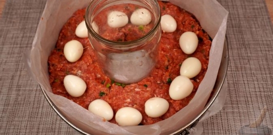 Фото приготовления рецепта: Мясной рулет с перепелиными яйцами в слоёном тесте - шаг №11