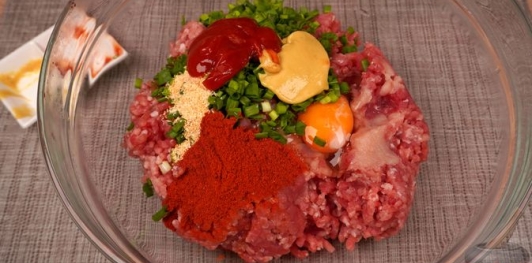 Фото приготовления рецепта: Мясной рулет с перепелиными яйцами в слоёном тесте - шаг №7