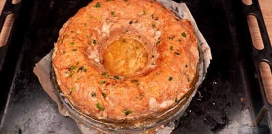 Фото приготовления рецепта: Мясной рулет с перепелиными яйцами в слоёном тесте - шаг №14