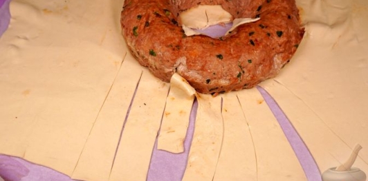 Фото приготовления рецепта: Мясной рулет с перепелиными яйцами в слоёном тесте - шаг №17