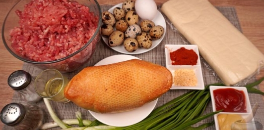 Фото приготовления рецепта: Мясной рулет с перепелиными яйцами в слоёном тесте - шаг №1