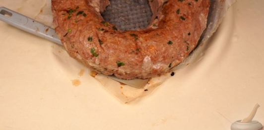 Фото приготовления рецепта: Мясной рулет с перепелиными яйцами в слоёном тесте - шаг №16