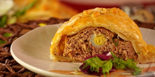 Фото приготовления рецепта: Мясной рулет с перепелиными яйцами в слоёном тесте - шаг №24