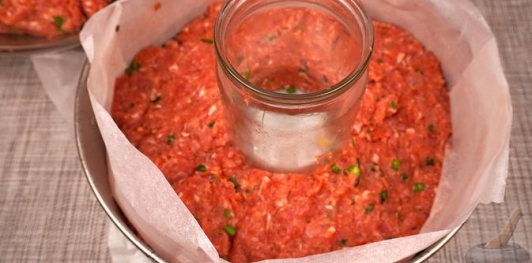 Фото приготовления рецепта: Мясной рулет с перепелиными яйцами в слоёном тесте - шаг №10