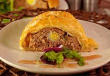 Мясной рулет с перепелиными яйцами в слоёном тесте