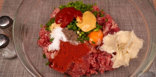 Фото приготовления рецепта: Мясной рулет с перепелиными яйцами в слоёном тесте - шаг №8