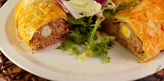 Фото приготовления рецепта: Мясной рулет с перепелиными яйцами в слоёном тесте - шаг №23