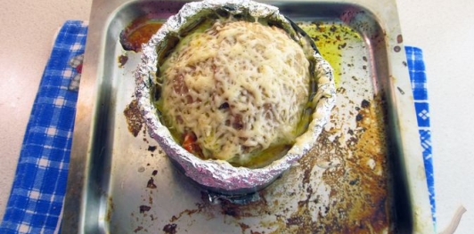 Фото приготовления рецепта: Мясной шар "Сюрприз" с грибами - шаг №39