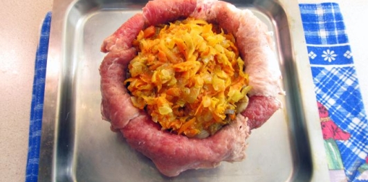 Фото приготовления рецепта: Мясной шар "Сюрприз" с грибами - шаг №33