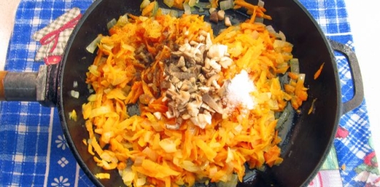 Фото приготовления рецепта: Мясной шар "Сюрприз" с грибами - шаг №17