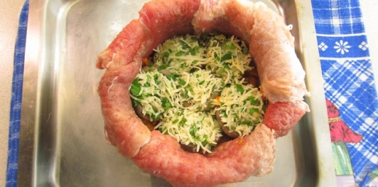 Фото приготовления рецепта: Мясной шар "Сюрприз" с грибами - шаг №31