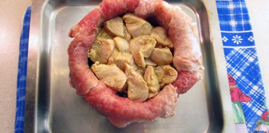 Фото приготовления рецепта: Мясной шар "Сюрприз" с грибами - шаг №32