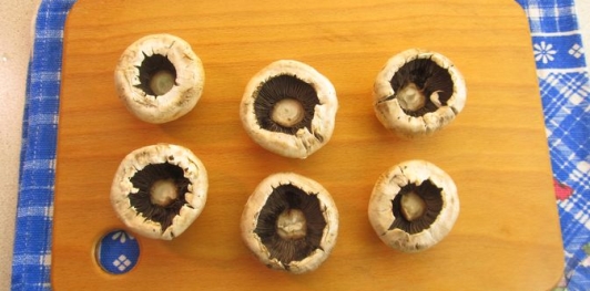 Фото приготовления рецепта: Мясной шар "Сюрприз" с грибами - шаг №7