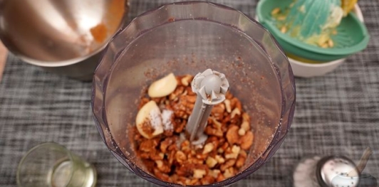 Фото приготовления рецепта: Мухаммара (икра из печёного перца с орехами) - шаг №7