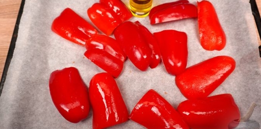 Фото приготовления рецепта: Мухаммара (икра из печёного перца с орехами) - шаг №3