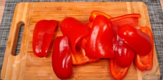 Фото приготовления рецепта: Мухаммара (икра из печёного перца с орехами) - шаг №2