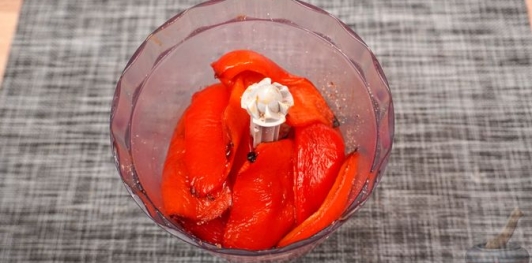 Фото приготовления рецепта: Мухаммара (икра из печёного перца с орехами) - шаг №9