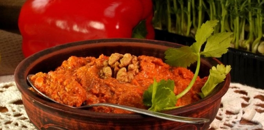 Фото приготовления рецепта: Мухаммара (икра из печёного перца с орехами) - шаг №11