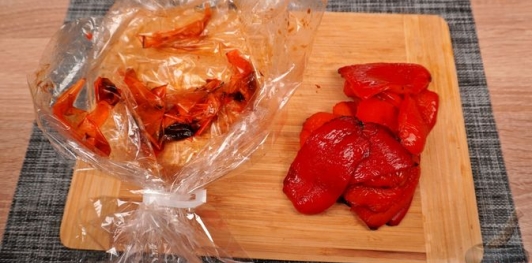 Фото приготовления рецепта: Мухаммара (икра из печёного перца с орехами) - шаг №6