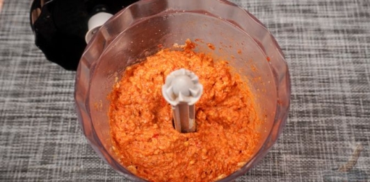 Фото приготовления рецепта: Мухаммара (икра из печёного перца с орехами) - шаг №10