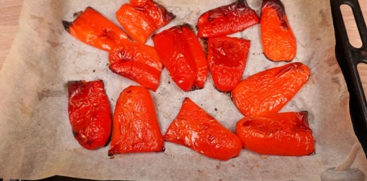 Фото приготовления рецепта: Мухаммара (икра из печёного перца с орехами) - шаг №4