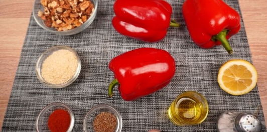 Фото приготовления рецепта: Мухаммара (икра из печёного перца с орехами) - шаг №1