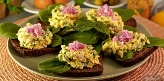 Фото приготовления рецепта: Намазка из яиц и черемши - шаг №20