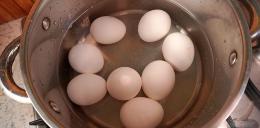 Фото приготовления рецепта: Намазка из яиц и черемши - шаг №2