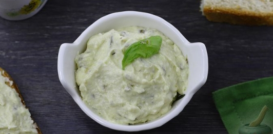 Фото приготовления рецепта: Намазка с плавленым сыром, яйцом и солёным огурцом - шаг №11