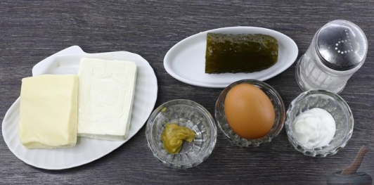 Фото приготовления рецепта: Намазка с плавленым сыром, яйцом и солёным огурцом - шаг №1