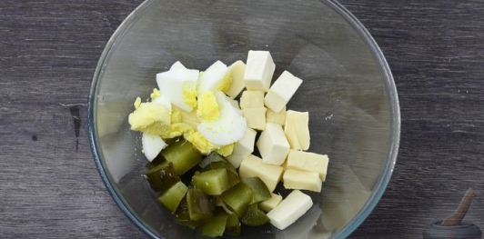 Фото приготовления рецепта: Намазка с плавленым сыром, яйцом и солёным огурцом - шаг №6