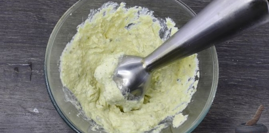 Фото приготовления рецепта: Намазка с плавленым сыром, яйцом и солёным огурцом - шаг №8