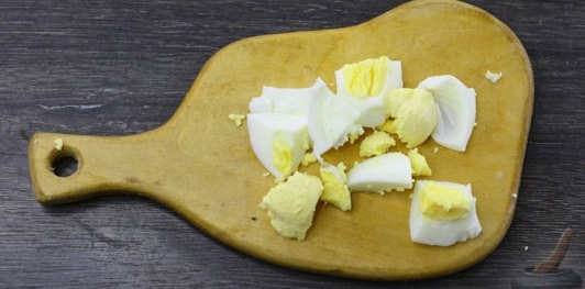 Фото приготовления рецепта: Намазка с плавленым сыром, яйцом и солёным огурцом - шаг №5