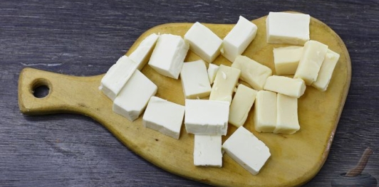 Фото приготовления рецепта: Намазка с плавленым сыром, яйцом и солёным огурцом - шаг №3