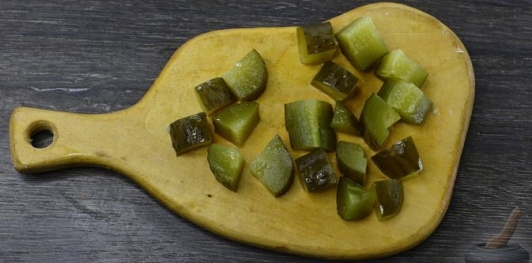 Фото приготовления рецепта: Намазка с плавленым сыром, яйцом и солёным огурцом - шаг №4