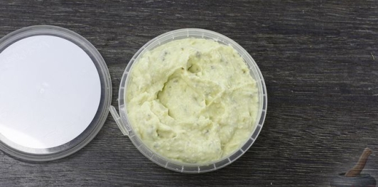 Фото приготовления рецепта: Намазка с плавленым сыром, яйцом и солёным огурцом - шаг №9