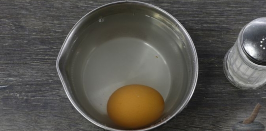 Фото приготовления рецепта: Намазка с плавленым сыром, яйцом и солёным огурцом - шаг №2