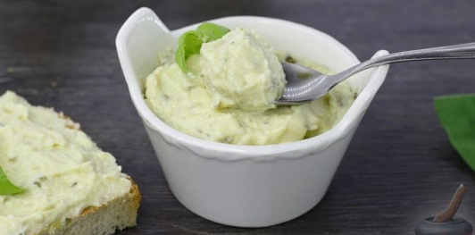 Фото приготовления рецепта: Намазка с плавленым сыром, яйцом и солёным огурцом - шаг №10