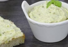 Намазка с плавленым сыром, яйцом и солёным огурцом