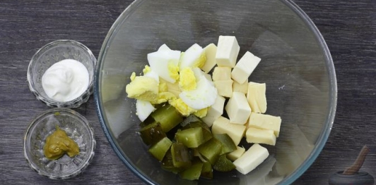 Фото приготовления рецепта: Намазка с плавленым сыром, яйцом и солёным огурцом - шаг №7