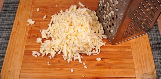 Фото приготовления рецепта: Намазка с сыром, брынзой и яблоками - шаг №5