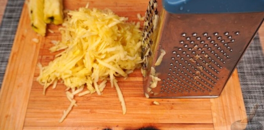 Фото приготовления рецепта: Намазка с сыром, брынзой и яблоками - шаг №8