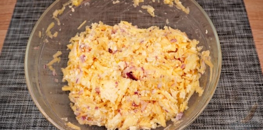 Фото приготовления рецепта: Намазка с сыром, брынзой и яблоками - шаг №10