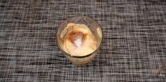 Фото приготовления рецепта: Намазка с сыром, брынзой и яблоками - шаг №2