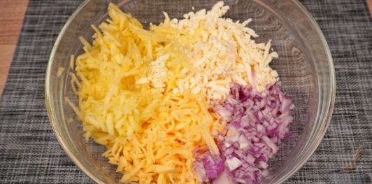 Фото приготовления рецепта: Намазка с сыром, брынзой и яблоками - шаг №9