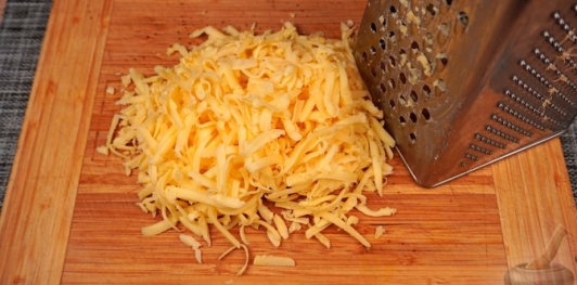 Фото приготовления рецепта: Намазка с сыром, брынзой и яблоками - шаг №6