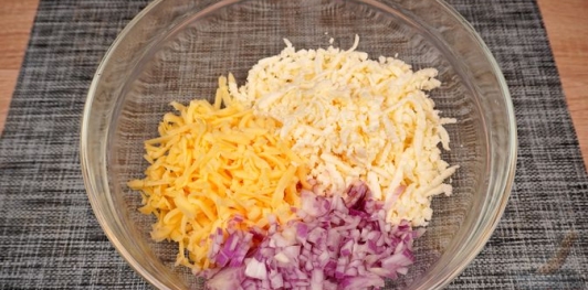 Фото приготовления рецепта: Намазка с сыром, брынзой и яблоками - шаг №7