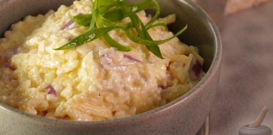 Фото приготовления рецепта: Намазка с сыром, брынзой и яблоками - шаг №13