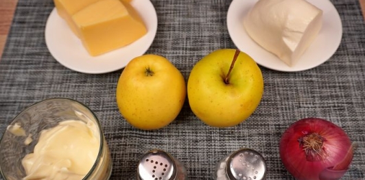 Фото приготовления рецепта: Намазка с сыром, брынзой и яблоками - шаг №1